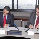 Juan Antonio Alcaraz y Juan Molas firman el acuerdo