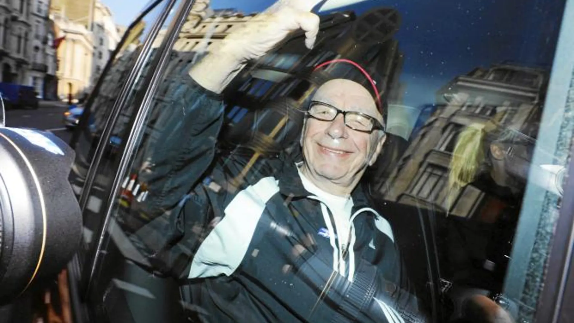 Rupert Murdoch sonríe, ayer, al salir de su residencia en Londres