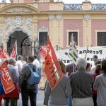 Las protestas se trasladaron ayer a la misma puerta del Palacio de San Telmo