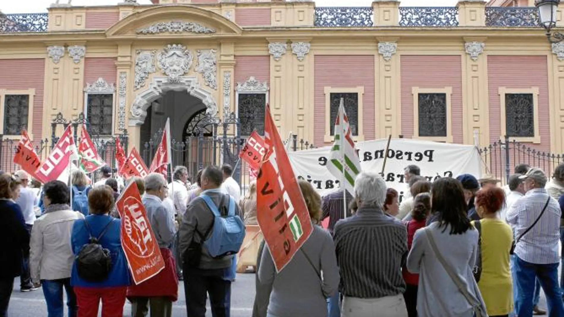 Las protestas se trasladaron ayer a la misma puerta del Palacio de San Telmo