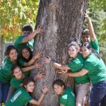 Peregrinos de México abrazados a un árbol del Parque del Retiro