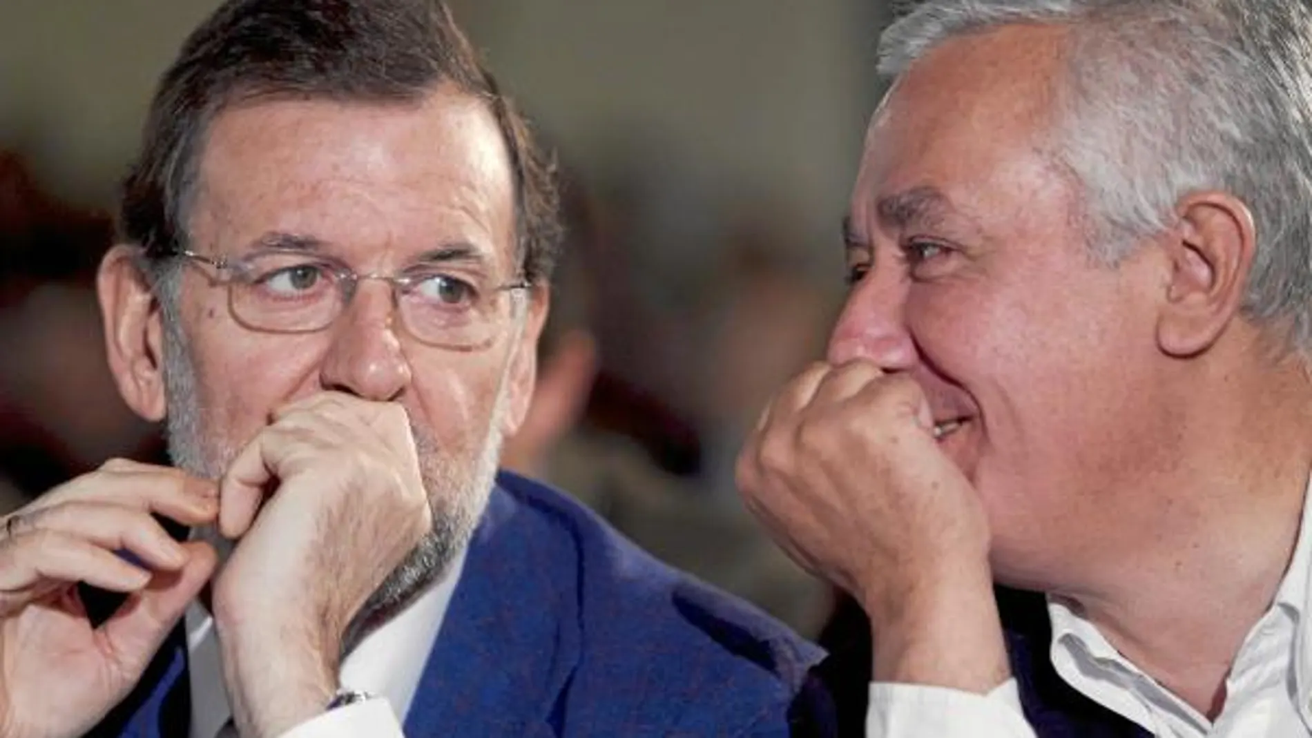 El líder del PP, Mariano Rajoy junto a Javier Arenas, ayer, en las jornadas de la convención de autónomos en Jerez de la Frontera (Cádiz)