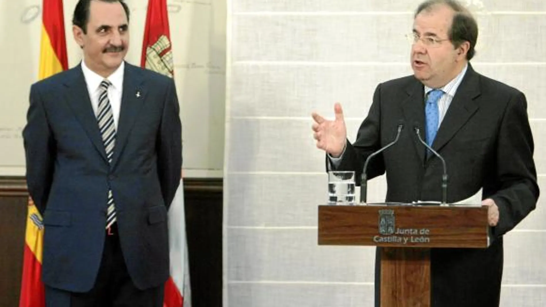 El presidente de Castilla y León, Juan Vicente Herrera, y de Iberaval, José Rolando Álvarez, tras firmar el acuerdo