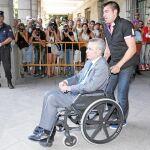 Ortega Cano saliendo del juzgado de Sevilla, todavía en silla de ruedas