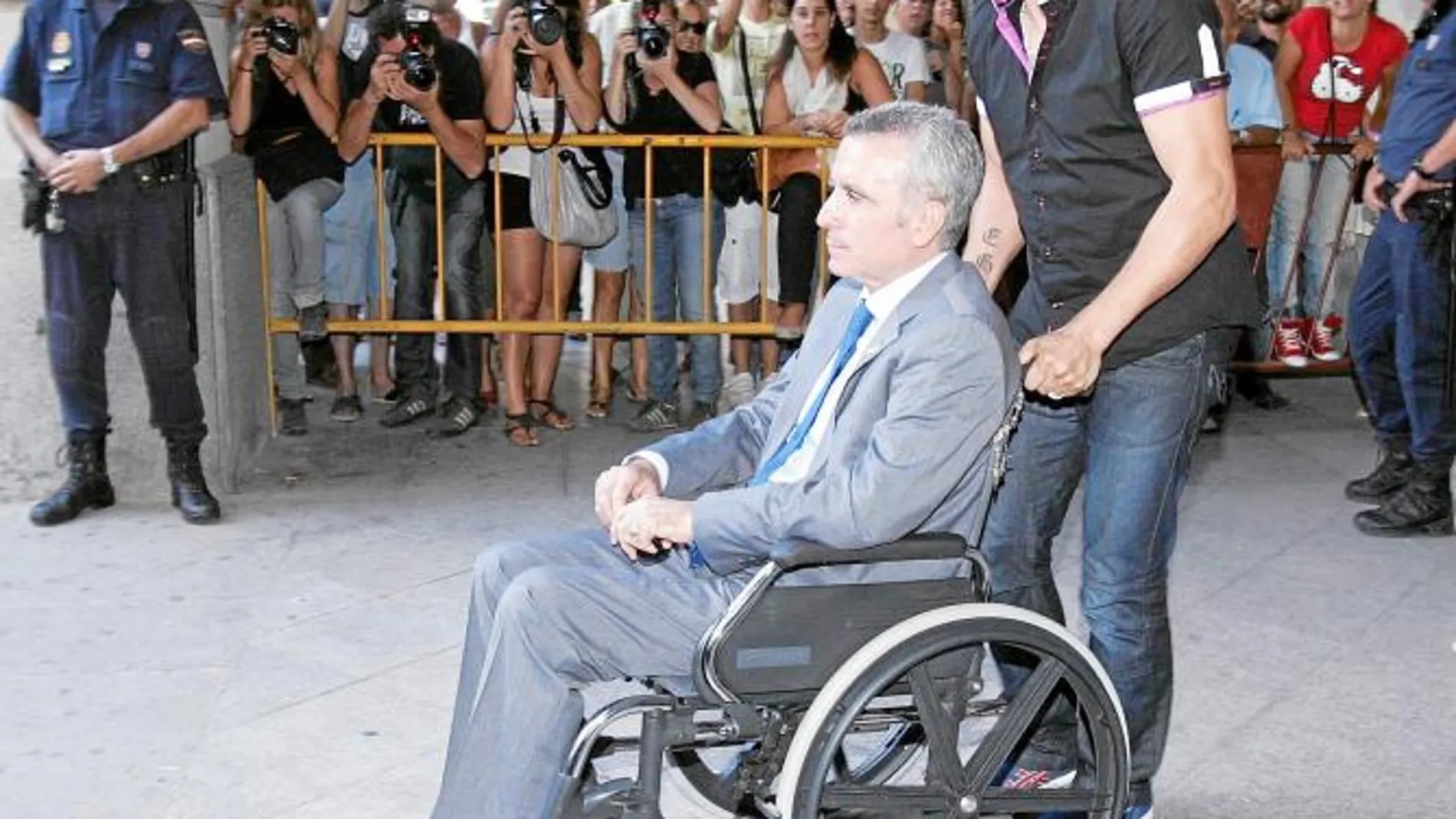Ortega Cano saliendo del juzgado de Sevilla, todavía en silla de ruedas