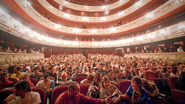 El Teatro Principal abrió sus puertas para recibir los cálidos aplausos de uno de los públicos más agradecidos que han llenado las tablas valencianas