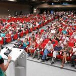 Los docentes que asistieron ayer a la asamblea celebrada en la sede de UGT demostraron las grandes diferencias que tienen con los sindicatos