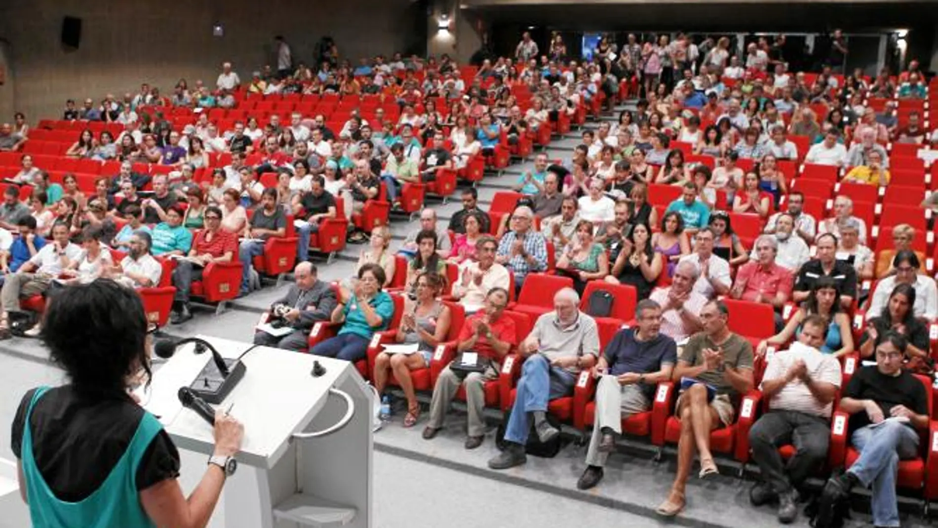 Los docentes que asistieron ayer a la asamblea celebrada en la sede de UGT demostraron las grandes diferencias que tienen con los sindicatos