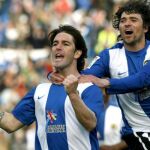 El defensa del Hércules, Abraham Paz celebra con López Marco su gol