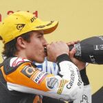 Márquez bebe en el podio.