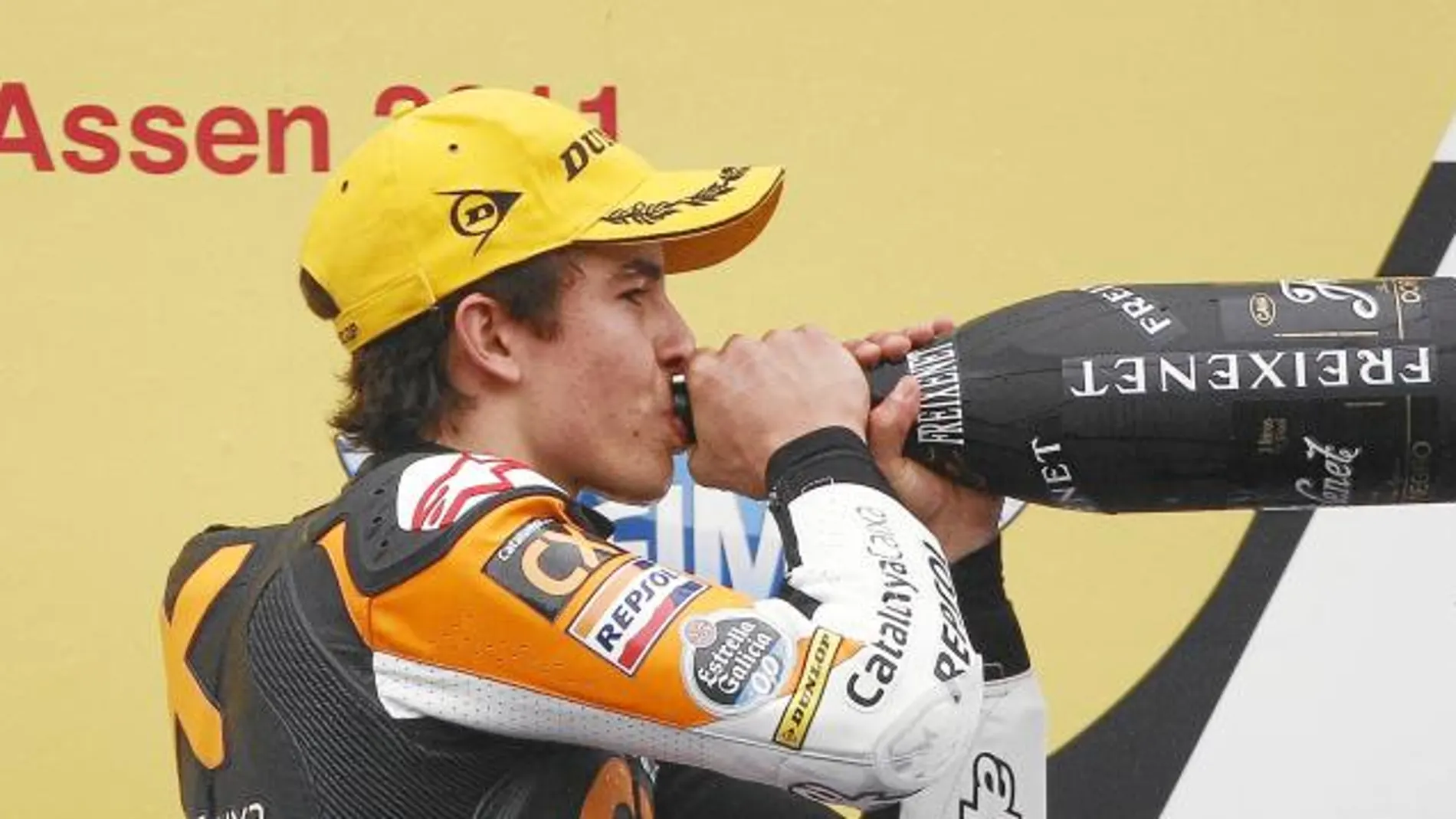 Márquez bebe en el podio.