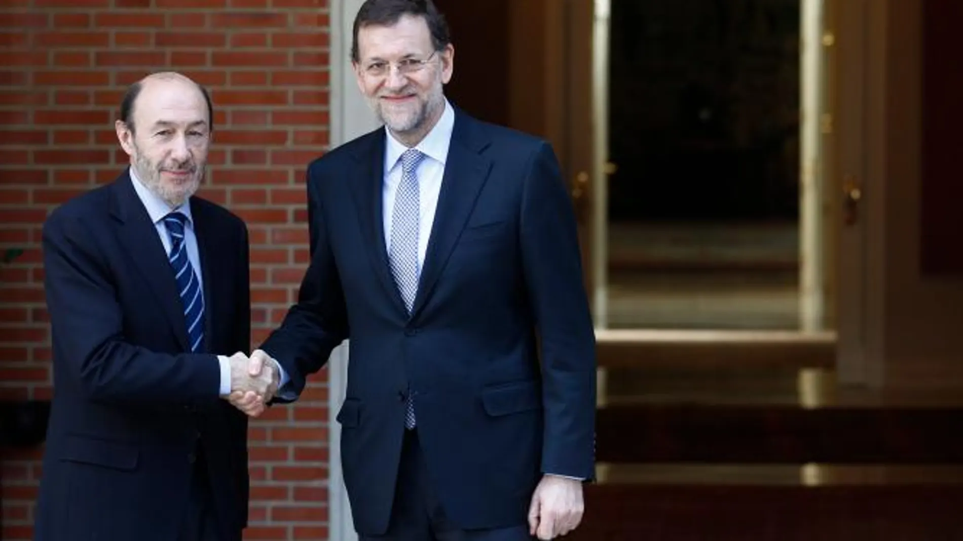 Rajoy y Rubalcaba se dan hasta junio para renovar el Constitucional y RTVE