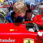 Vettel observa con detenimiento el Ferrari de Alonso