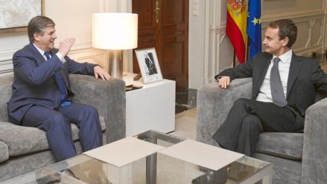 Zapatero durante su encuentro con Ackermann, presidente del Deutsche Bank, entidad creadora del mercado de Deuda Pública del Tesoro español