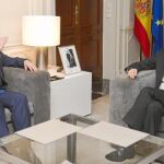 Zapatero durante su encuentro con Ackermann, presidente del Deutsche Bank, entidad creadora del mercado de Deuda Pública del Tesoro español