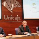 Carlos Pertejo, Manuel Azuaga y Juan José Navarro presentaron el balance de Unicaja