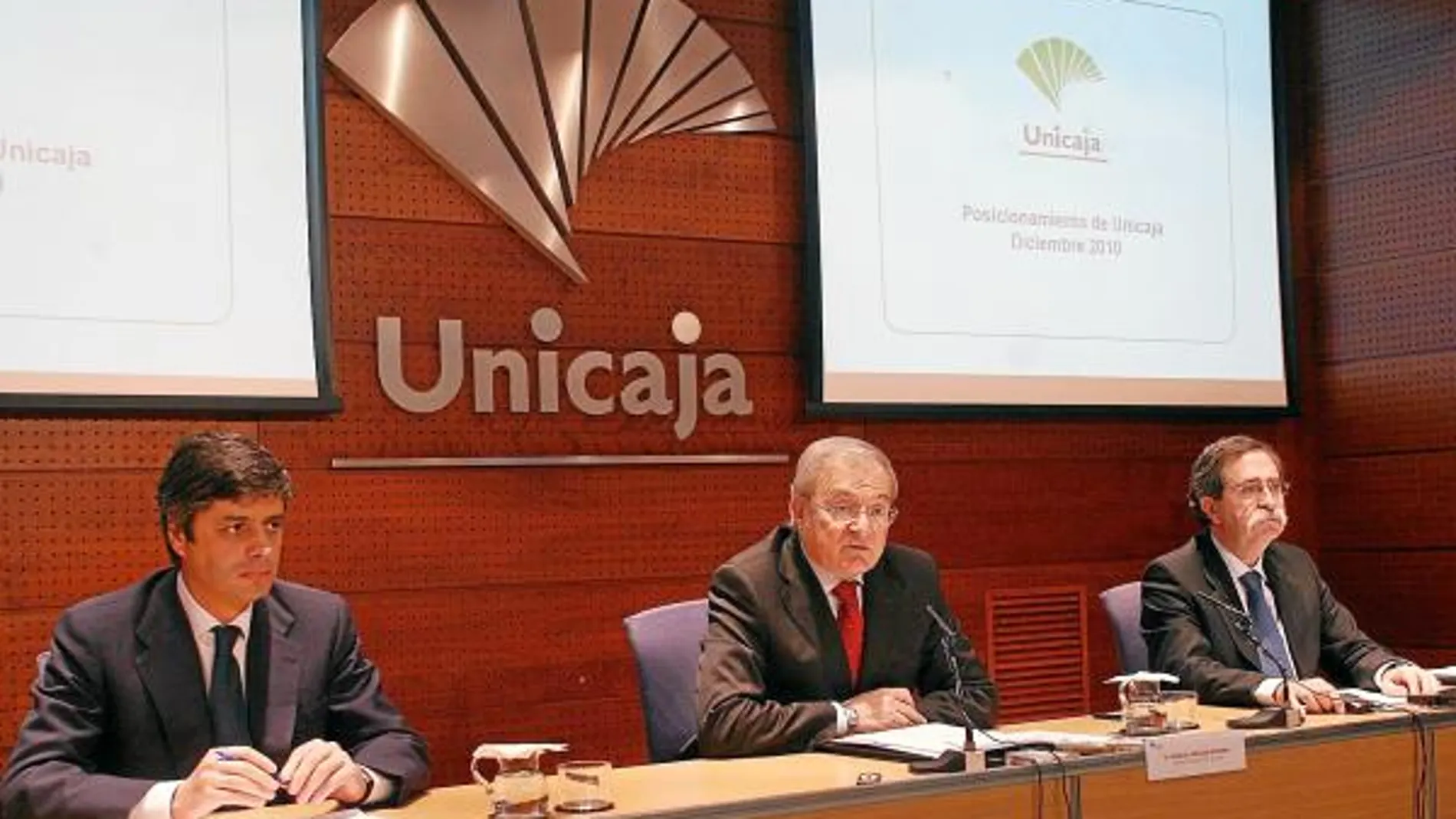 Carlos Pertejo, Manuel Azuaga y Juan José Navarro presentaron el balance de Unicaja