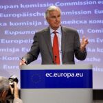 El comisario europeo de Mercado Interior, Michel Barnier, interviene en la rueda de prensa celebrada