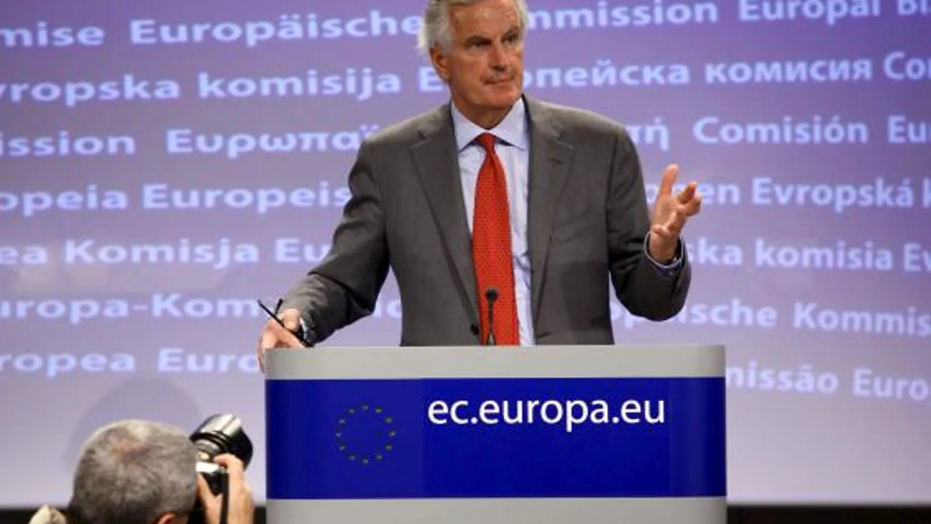 El comisario europeo de Mercado Interior, Michel Barnier, interviene en la rueda de prensa celebrada
