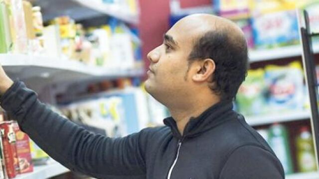 El dueño de un comercio «pakis», como popularmente se le denomina, de Barcelona