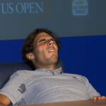 Nadal sufre un tirón en plena rueda de prensa