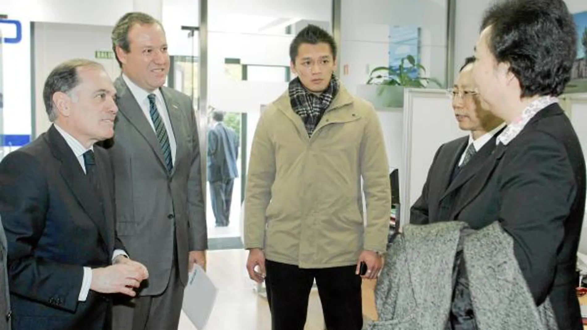 Tomás Villanueva y Jesús Terciado intercambian experiencias con una misisión comercial de China