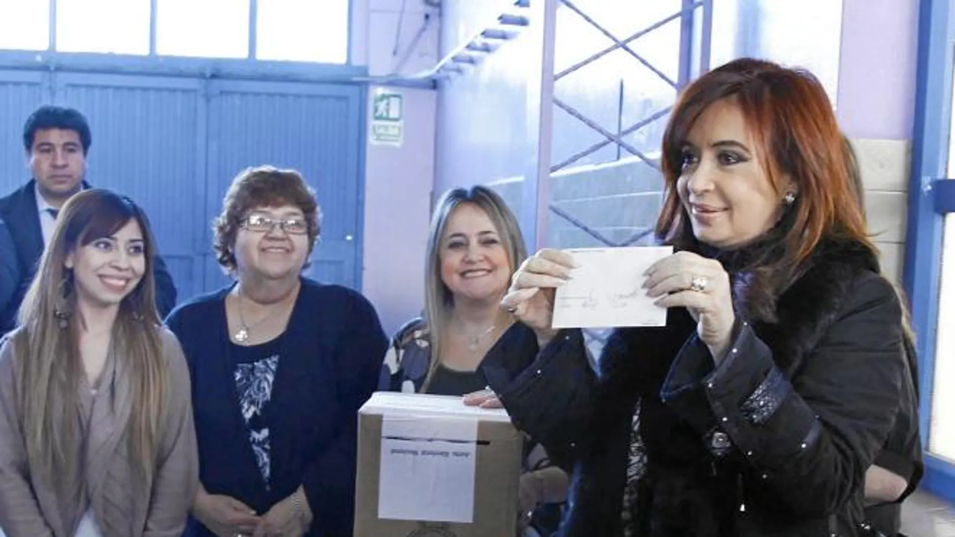 Cristina Fernández muestra su papeleta de voto, ayer, en Río Gallegos