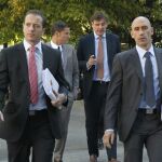 Luis Rubiales (d) y Jesús Díaz, presidente y vicepresidente respectivamente de la Asociación de Futbolistas Españoles (AFE), a su llegada a la sede de la liga de Fútbol Profesional (LFP)