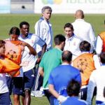 Mourinho dirigió el entrenamiento de ayer en Valdebebas antes de viajar a Londres donde el Madrid se enfrenta hoy al Tottenham