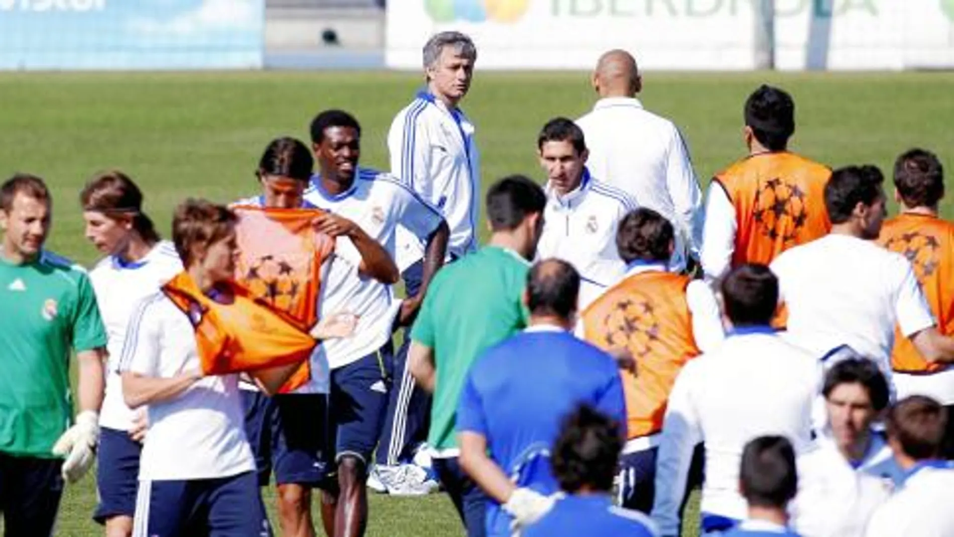 Mourinho dirigió el entrenamiento de ayer en Valdebebas antes de viajar a Londres donde el Madrid se enfrenta hoy al Tottenham