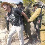 Soldados israelíes vigilaron el pasado miércoles una protesta contra el muro de separación construido por Israel en Cisjordania
