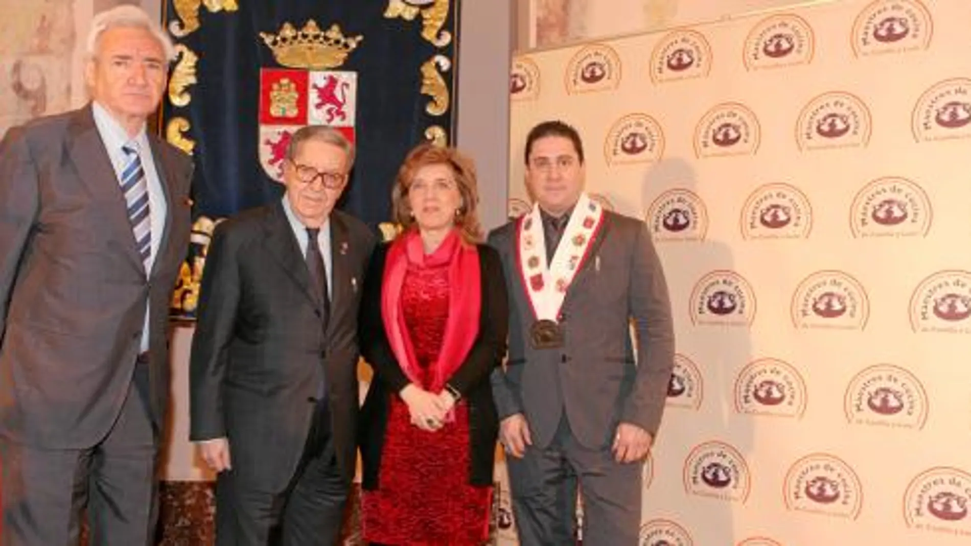 La consejera María José Salgueiro, el presidente de Maestres, César Boal, y los premiados Luis del Olmo y Alberto Cándido López