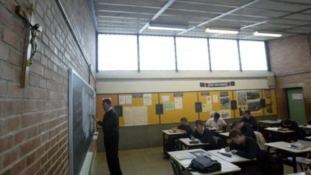 El crucifijo en las paredes de la escuela no implica ningún proselitismo sino que, según el Tribunal, es «esencialmente pasivo»