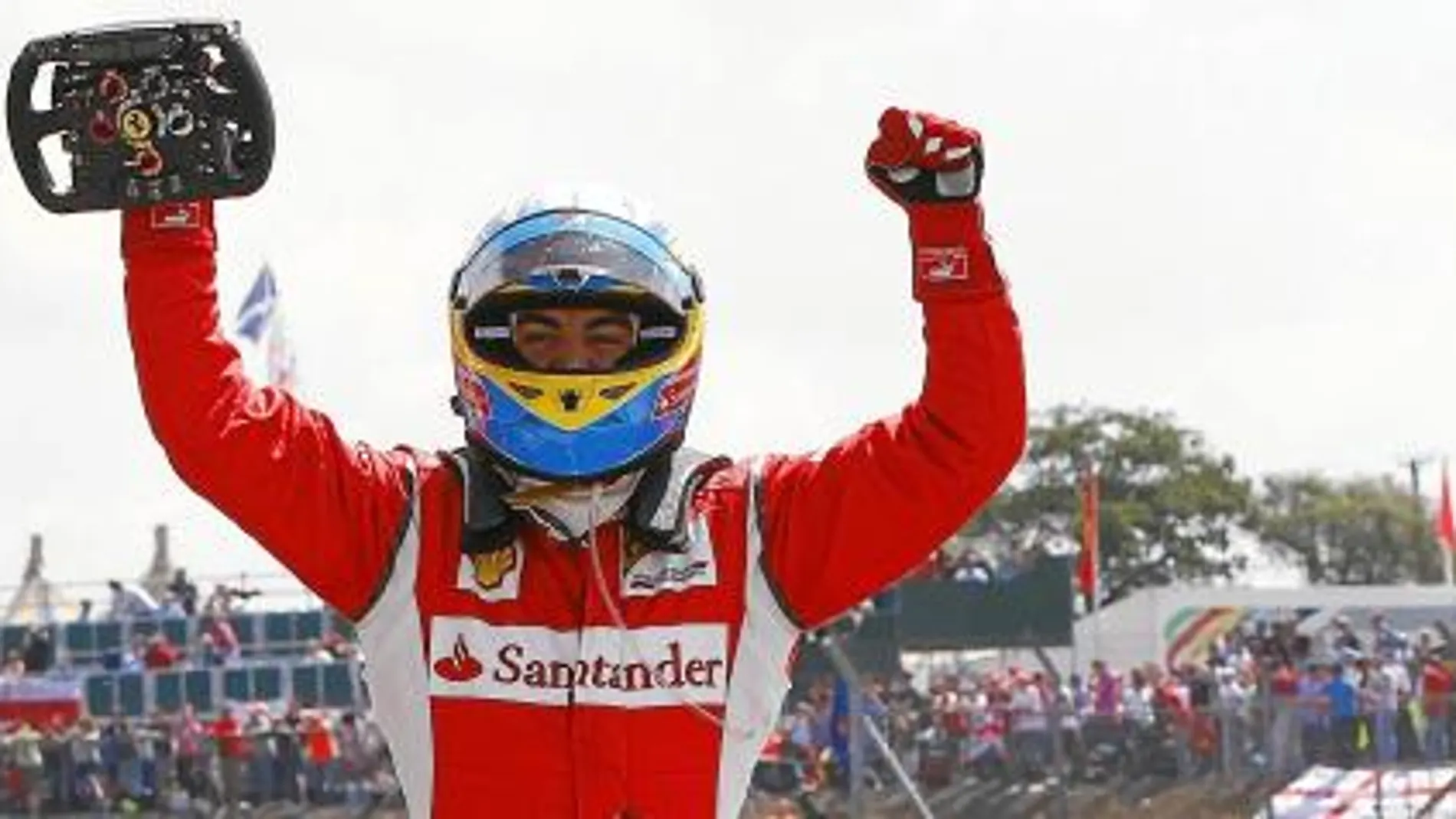 El asturiano consiguió su primer triunfo de la temporada en casa de McLaren y Red Bull Racing