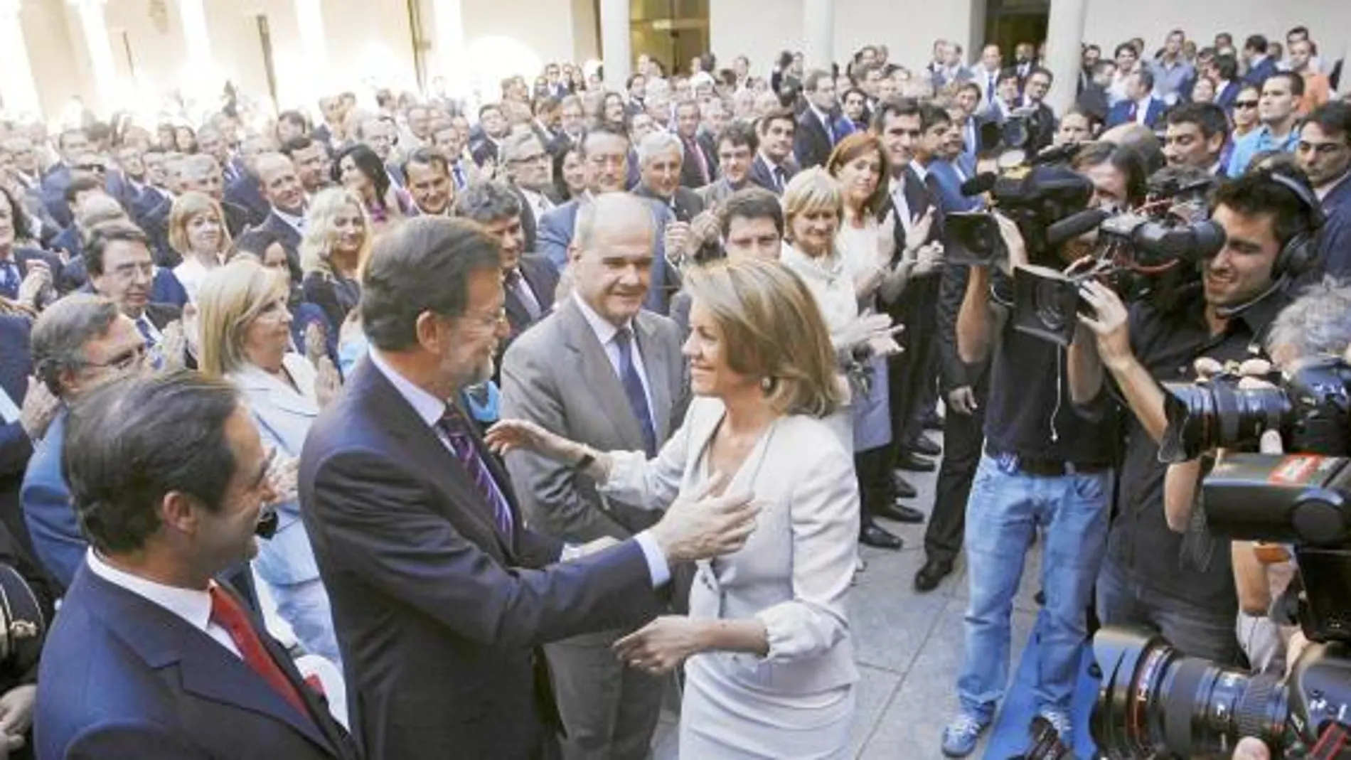 María Dolores de Cospedal recibe la felicitación de Mariano Rajoy tras jurar su cargo como nueva presidenta de Castilla-La Mancha
