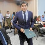 El alcalde de Collado Villalba, Agustín Juárez, ayer, durante la rueda de prensa en la que anunció los recortes