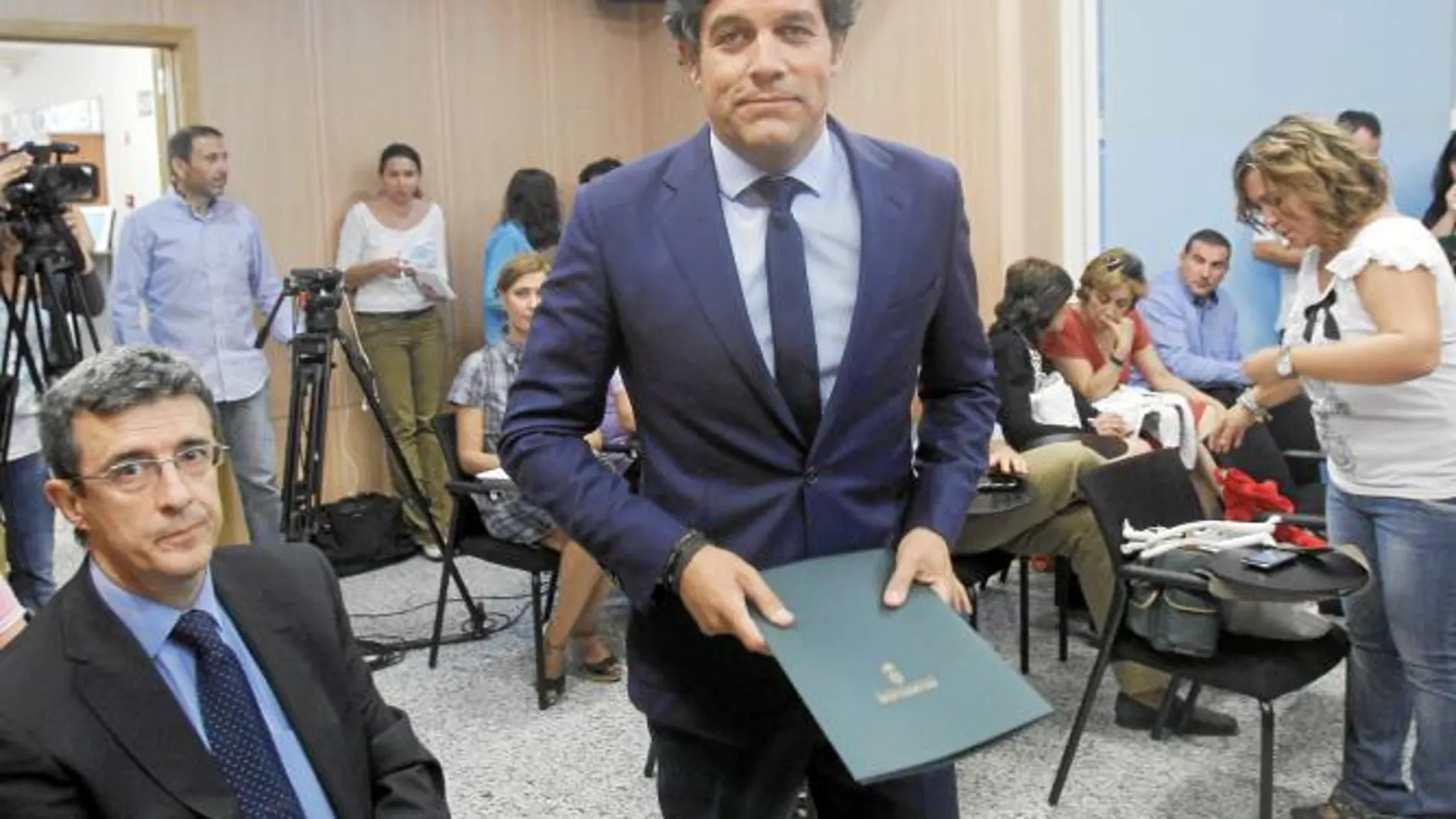 El alcalde de Collado Villalba, Agustín Juárez, ayer, durante la rueda de prensa en la que anunció los recortes