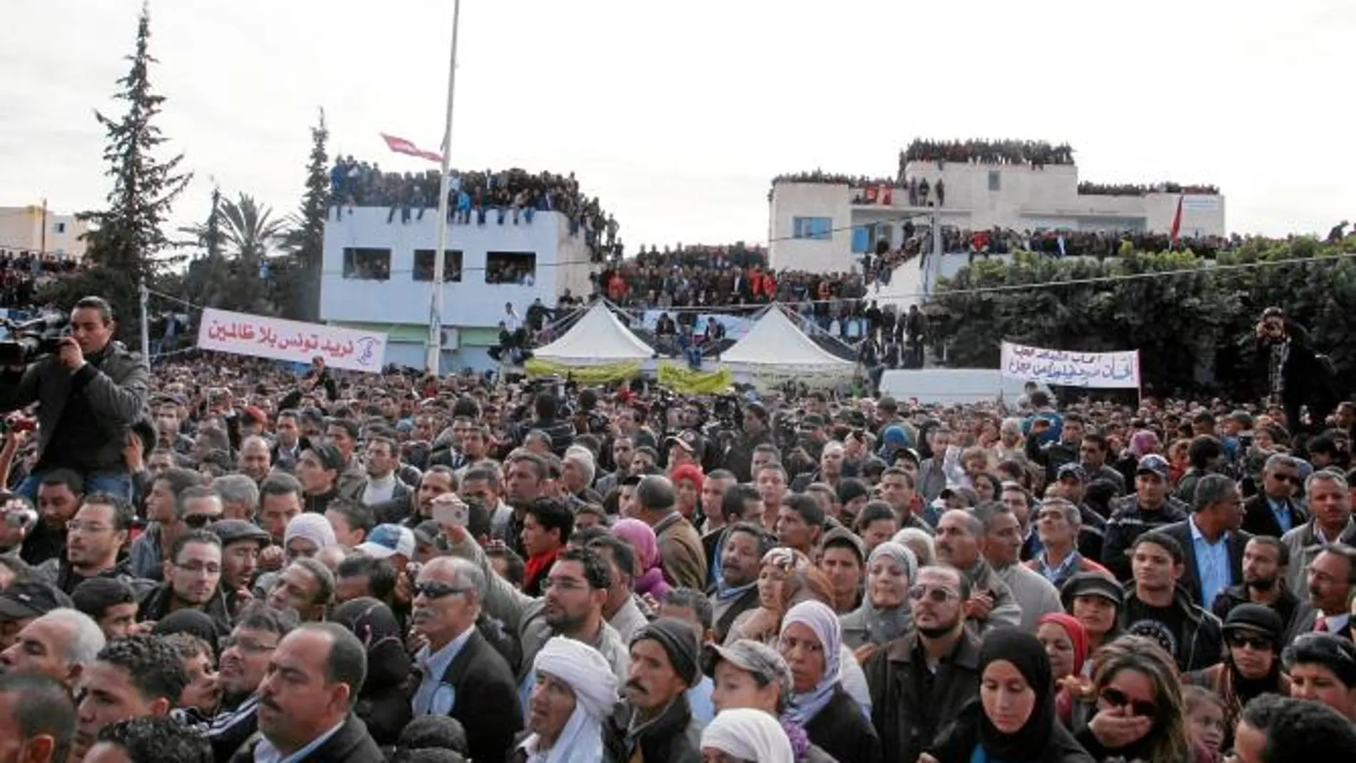Millares de tunecinos se congregaron ayer en la ciudad de Sidi Bouziz para asistir a la inauguración
