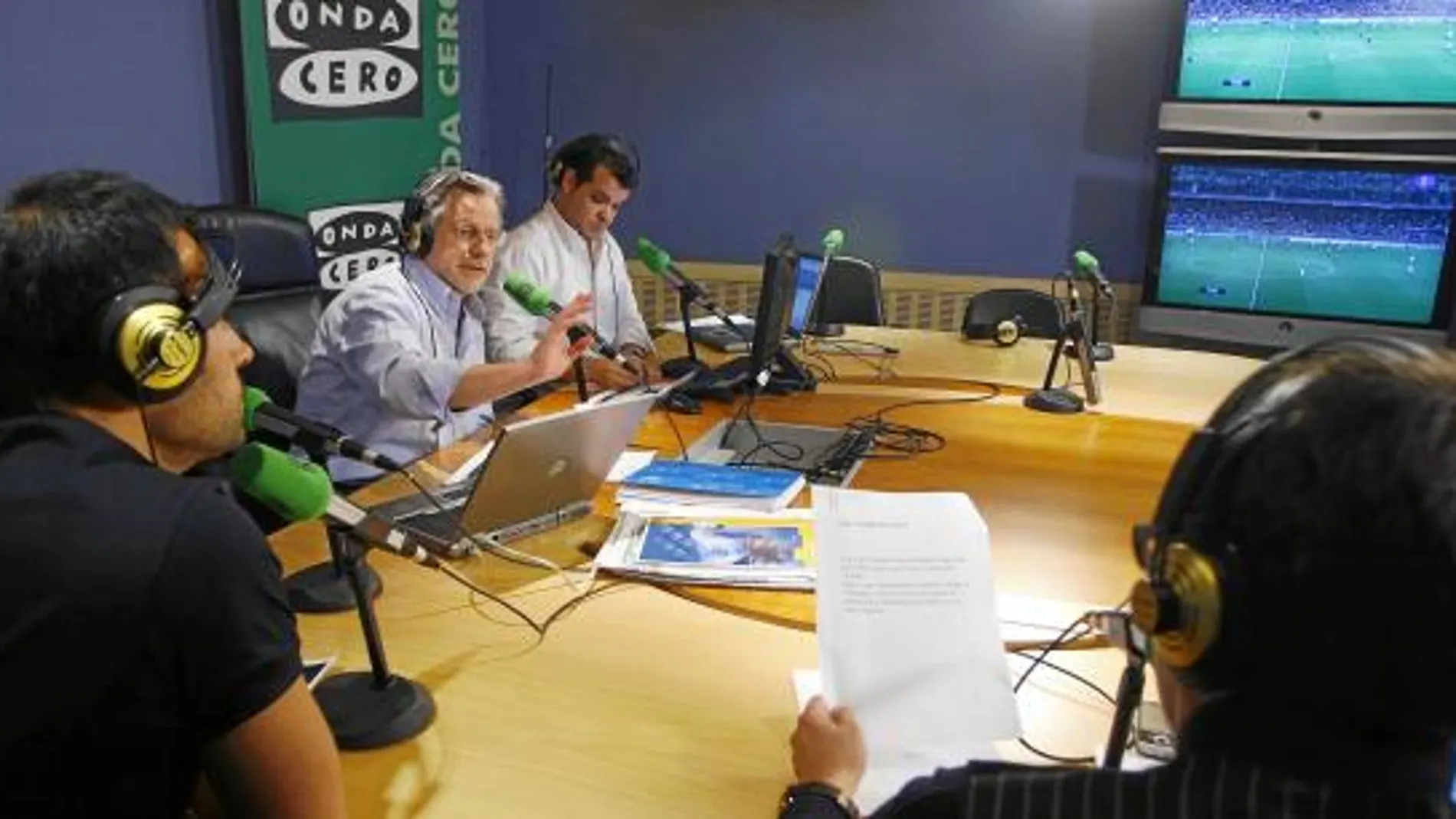 Javier Ares conduce el programa «Radioestadio»en «Onda Cero»