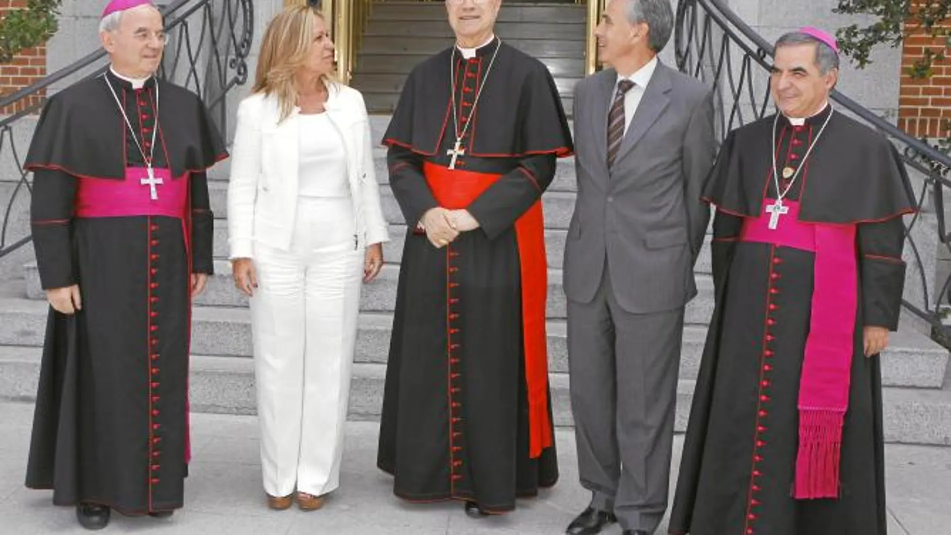 Imagen de archivo donde aparecen Trinidad Jiménez y Ramón Jáuregui, junto al cardenal Bertone (centro), el nuncio (izquierda) y Monseñor Becciu (derecha)