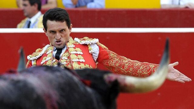 El pucelano se cruza ante uno de sus dos astados de Dolores Aguirre