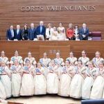 Las falleras mayores y sus cortes visitaron ayer el Parlamento Valenciano