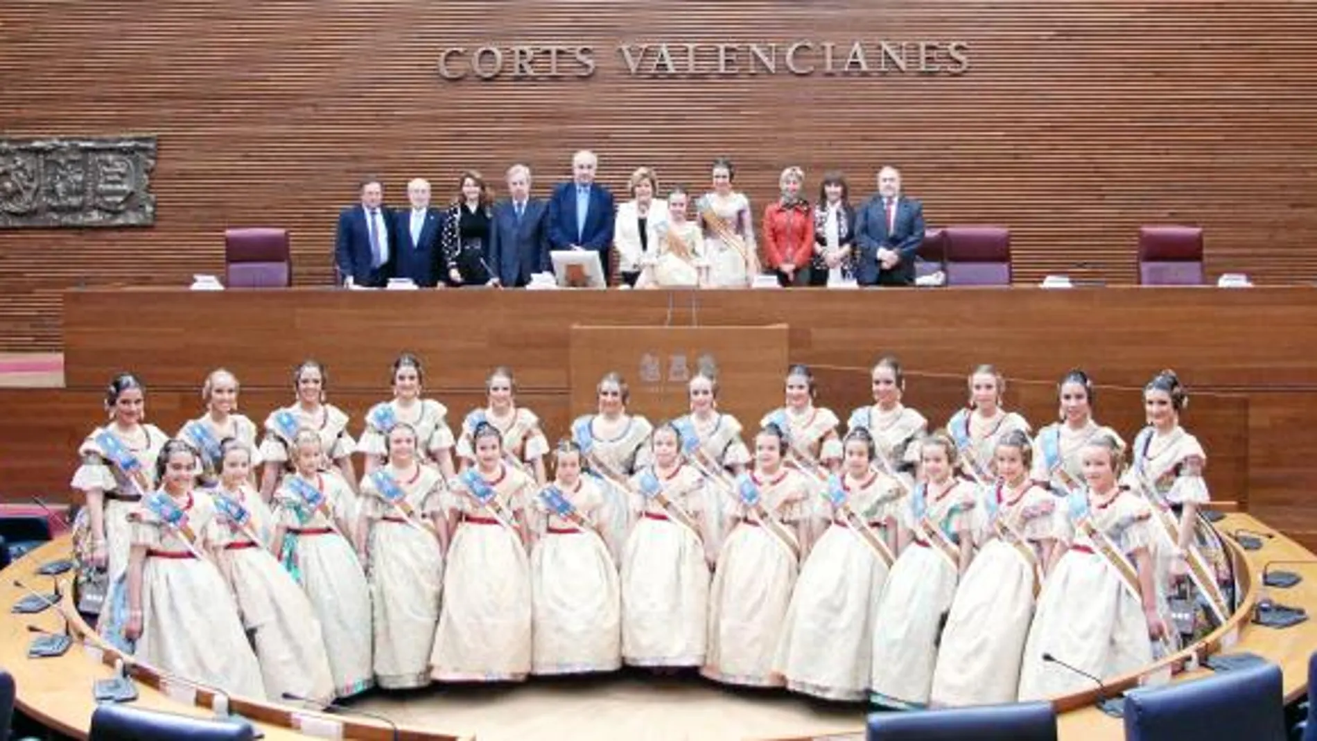 Las falleras mayores y sus cortes visitaron ayer el Parlamento Valenciano