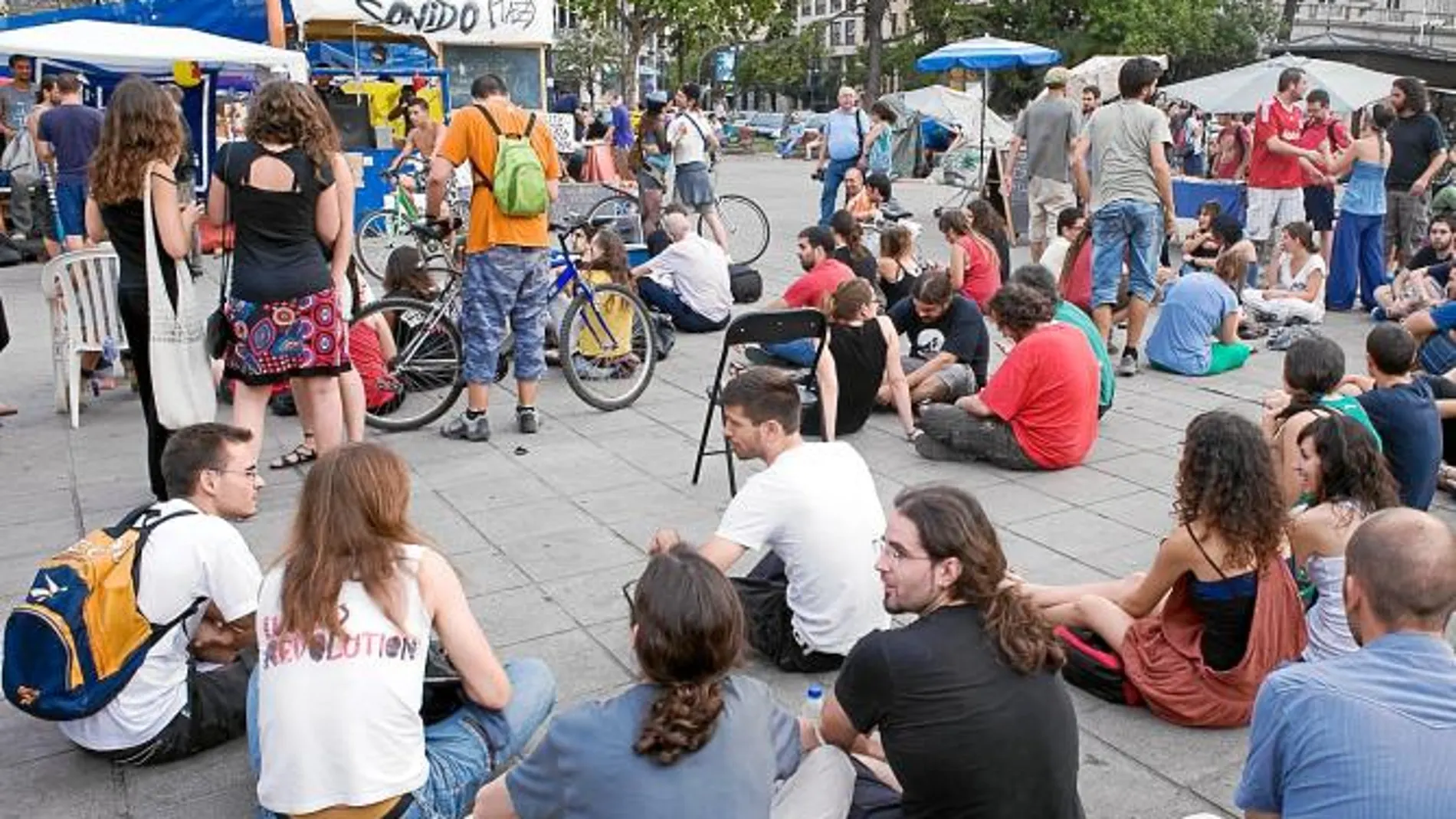 Apenas un centenar de «indignados» asistieron ayer a la Asamblea