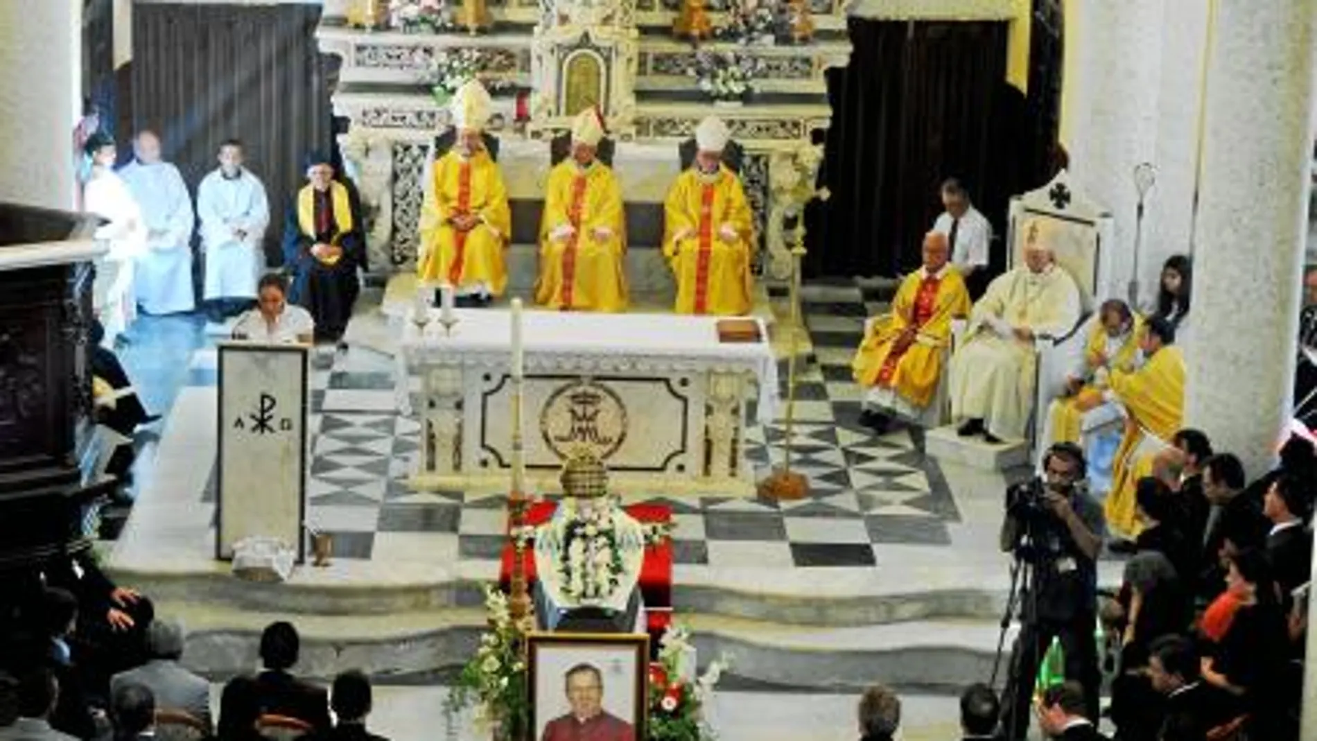 El funeral de Luigi Padovese, que se celebró con un rito ecuménico, congregó a miles de fieles el pasado lunes en la catedral de Iskenderun, en Turquía.