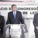El consejero Antonio Silván, se expresa durante el acto, en presencia de Francisco Fernández y Miguel Alejo