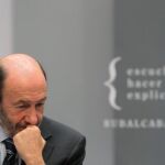 Rubalcaba avala el modelo lingüístico y acusa a Rajoy de actuar de «pirómano»
