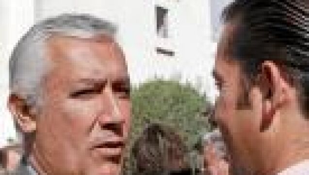 El presidente del PP-A, Javier Arenas, con el candidato de este partido en Sanlúcar la Mayor