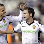 El jugador del Valencia CF, Juan Mata (d), es felicitado por su compañero Roberto Soldado, tras marcar el primer gol del equipo valencianista