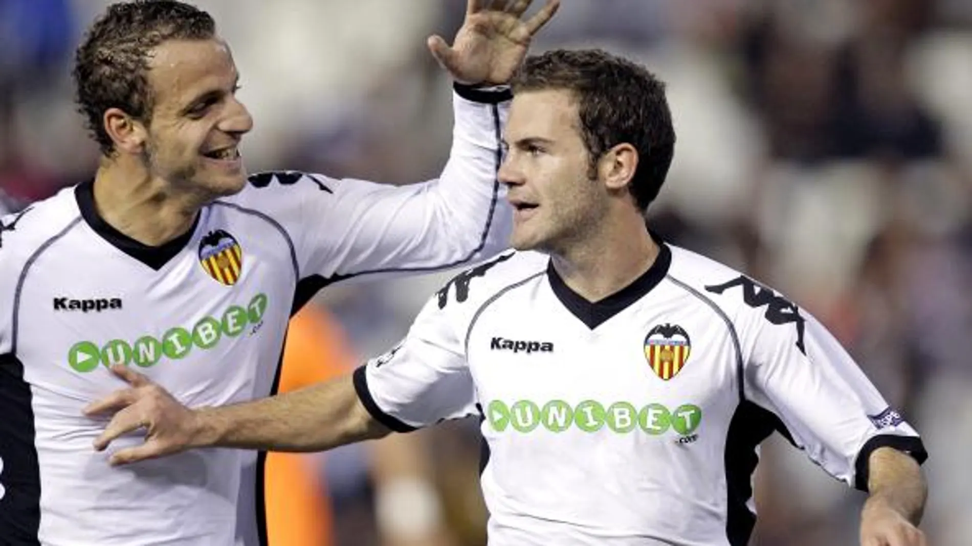 El jugador del Valencia CF, Juan Mata (d), es felicitado por su compañero Roberto Soldado, tras marcar el primer gol del equipo valencianista